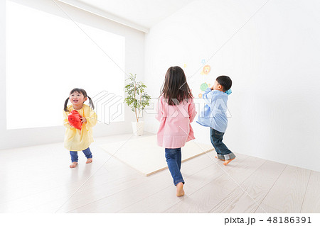 幼稚園・保育所・こども園で楽しく過ごす可愛い子供たち 幼稚園・保育所・こども園で楽しく過ごす可愛い子供たち 48186391
