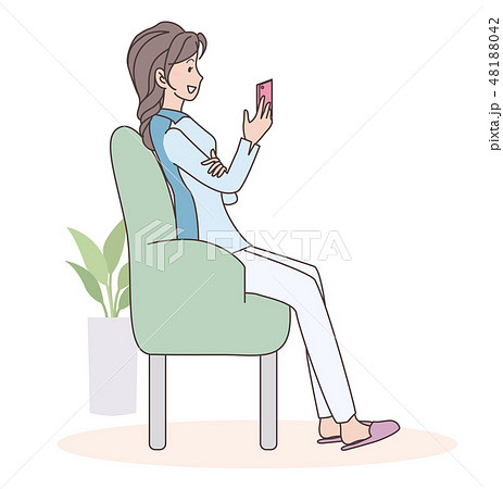 ソファでスマホを見る女性 48188042