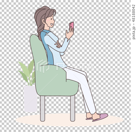 ソファでスマホを見る女性 48188042
