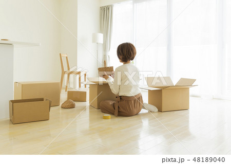 引越作業の女性 48189040