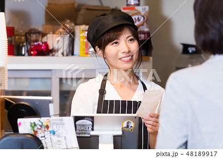 カフェ　カフェバー　スタッフ　店員　若い女性 48189917