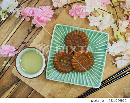 薬と 薬菓 桜 48190992