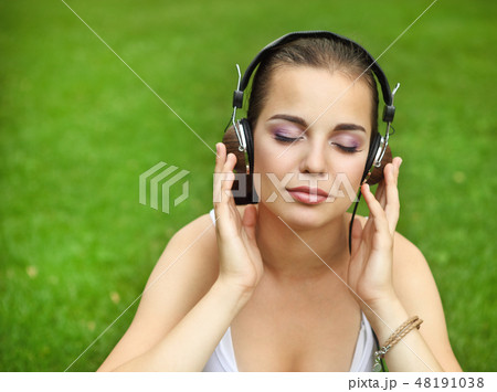 Beautiful young girl with headphones Beautiful young girl with headphones 48191038