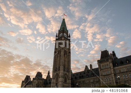 カナダの国会議事堂と夕焼け空 カナダの国会議事堂と夕焼け空 48191068