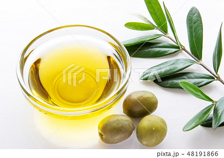 オリーブオイルとオリーブの実と葉 48191866