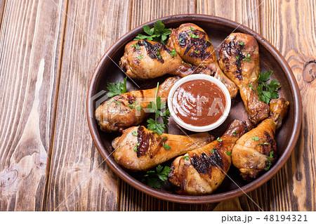 Grilled chicken legs with tomato sauce 48194321