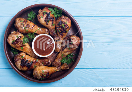 Grilled chicken legs with tomato sauce 48194330