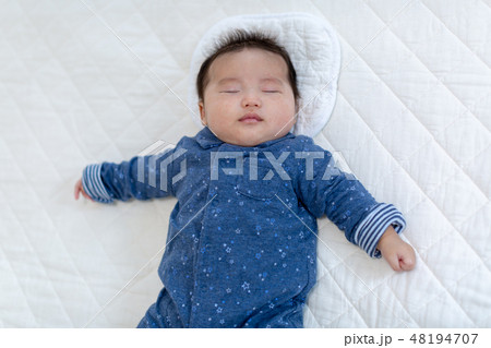 赤ちゃんの寝顔 赤ちゃんの寝顔 48194707