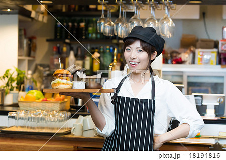 カフェ　カフェバー　居酒屋　パブ　パブバー　若い女性 48194816