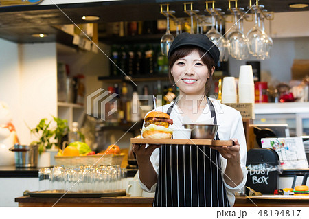 カフェ カフェバー 居酒屋 パブ パブバー 若い女性 カフェ カフェバー 居酒屋 パブ パブバー 若い女性 48194817