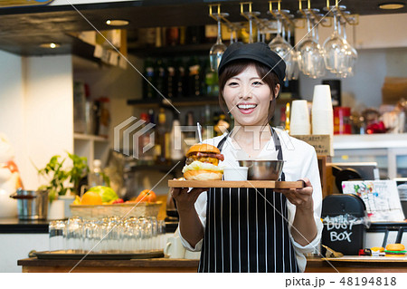 カフェ　カフェバー　居酒屋　パブ　パブバー　若い女性 48194818