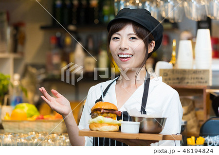 カフェ　カフェバー　居酒屋　パブ　パブバー　若い女性 48194824