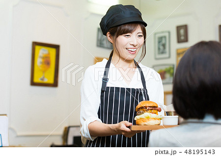 カフェ　カフェバー　居酒屋　パブ　パブバー　若い女性 48195143