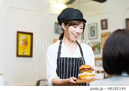 カフェ　カフェバー　居酒屋　パブ　パブバー　若い女性 48195144
