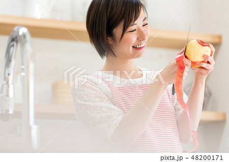りんご 皮むき キッチン 女性 主婦の写真素材 [48200171] - PIXTA