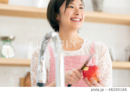 りんご 皮むき キッチン 女性 主婦 りんご 皮むき キッチン 女性 主婦 48200188