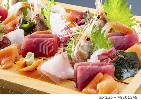 新鮮な刺身の盛り合わせ 新鮮な刺身の盛り合わせ 48201549