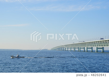 関空連絡橋と漁船 大阪府 48202641