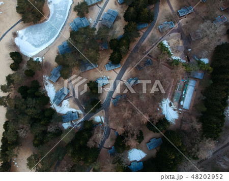 空撮したリゾート地のコテージの建物 空撮したリゾート地のコテージの建物 48202952