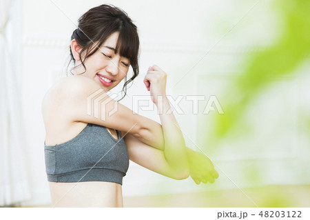 フィットネス　トレーニング　リビング　女性　エクササイズ 48203122
