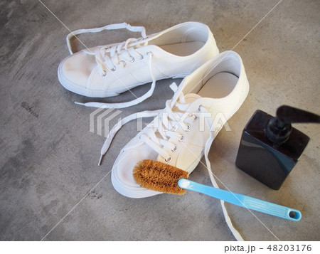 白いシューズ 48203176