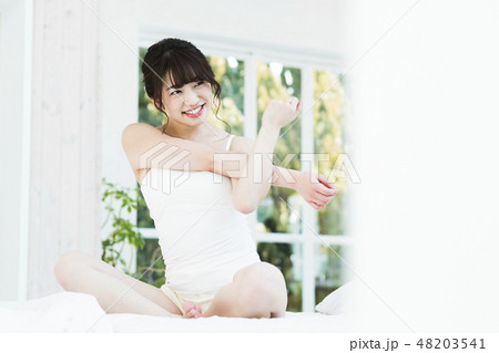女性　寝起き　朝　起床　若い女性　かわいい　ライフスタイル 48203541