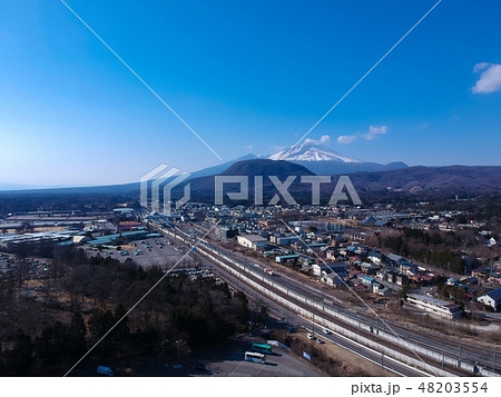 空撮した軽井沢駅と浅間山の風景 48203554