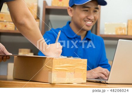 Employees receive box from customers and writing Employees receive box from customers and writing 48206024