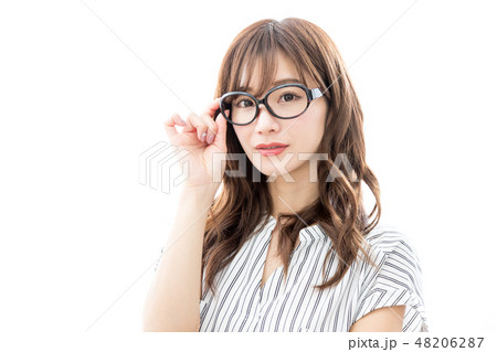 若い女性　メガネ 48206287