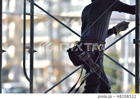 とび職　足場解体の風景 48206522