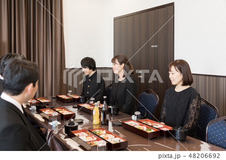 葬式　食事　精進落とし 48206692