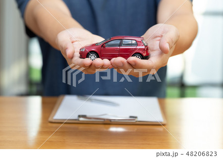 Men are choosing to buy and sign contracts Men are choosing to buy and sign contracts 48206823