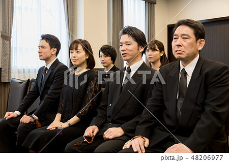 葬式　参列　親族側（右側） 48206977