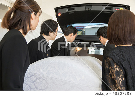 葬式 出棺 運ぶ 葬式 出棺 運ぶ 48207208