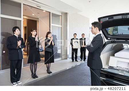 葬式　出棺 48207211