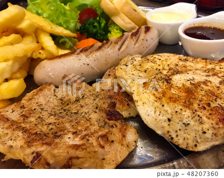 Steak mixed with gravy sauce 48207360