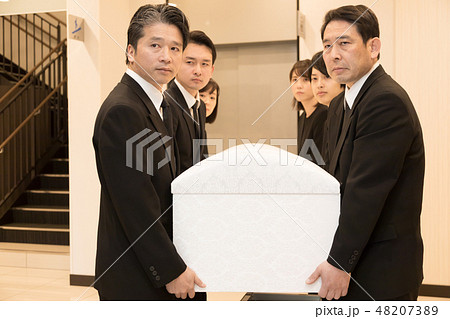 葬式 出棺 運ぶ 葬式 出棺 運ぶ 48207389