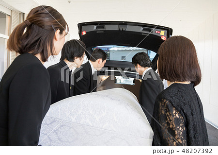 葬式　出棺　運ぶ 48207392