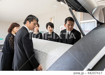 葬式 出棺 運ぶ 葬式 出棺 運ぶ 48207417
