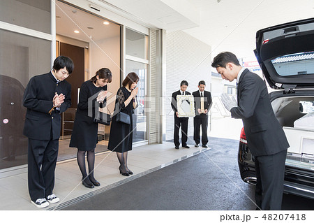 葬式　出棺 48207418