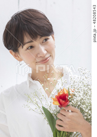 女性　ポートレート　花のある暮らし　 48208543