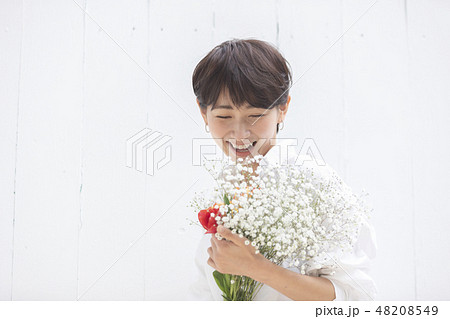 女性　ポートレート　花のある暮らし　 48208549