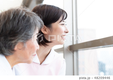 介護イメージ　シニア女性と介護士 48209446