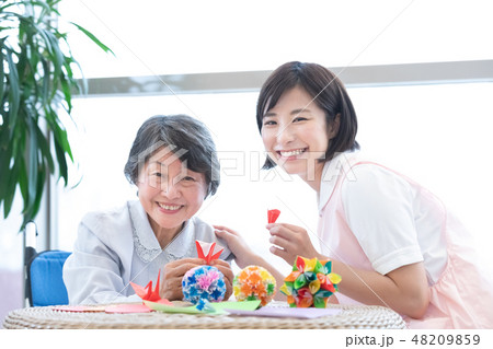 介護イメージ　折り紙 48209859