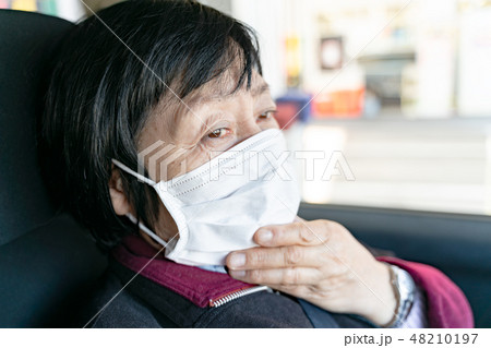 マスク姿の女性 車の中、助手席 マスク姿の女性 車の中、助手席 48210197
