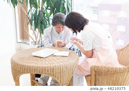 介護イメージ　お薬 48210375