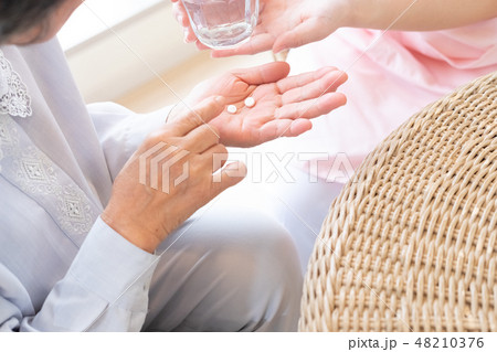介護イメージ　お薬 48210376