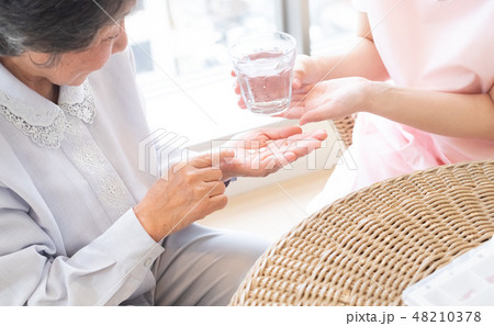 介護イメージ　お薬 48210378