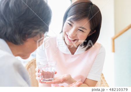 介護イメージ　お薬 48210379