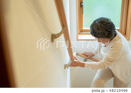 階段を上るシニア女性　高齢者　老人 48210496